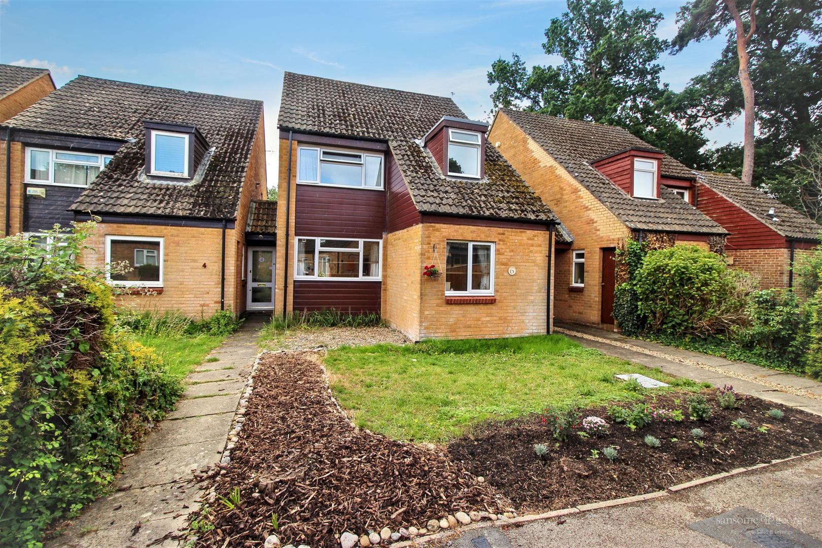 3 bed property in Sandhills Way, Reading